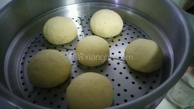 锅中加入适量水，蒸屉上刷油放入馒头醒发15分钟