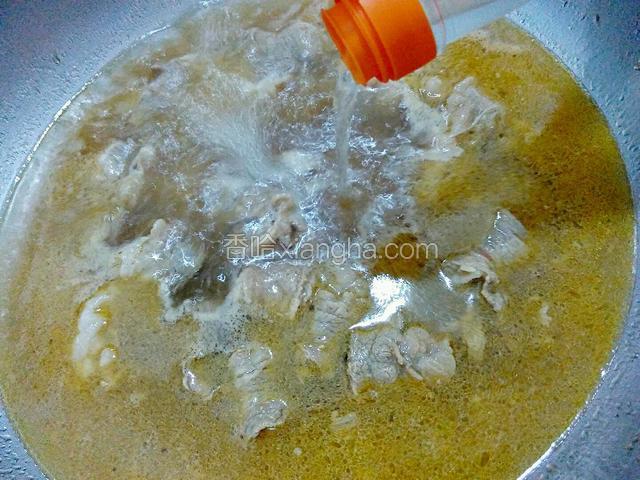 煮至肥牛断生，加白醋调味即可出锅。