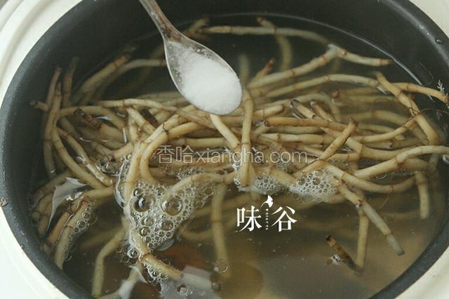 出锅前加食盐调味即可。