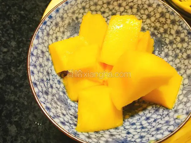 取中间大的切下，放一旁备用。