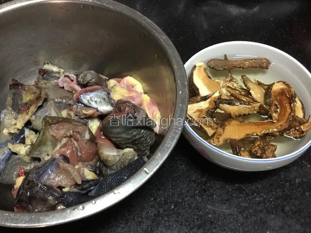 准备好干松茸（新鲜松茸），提前泡发，鸡肉洗干净