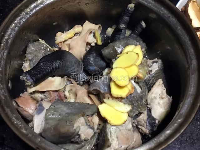 鸡肉捞起来洗干净浮沫，切几片姜备用