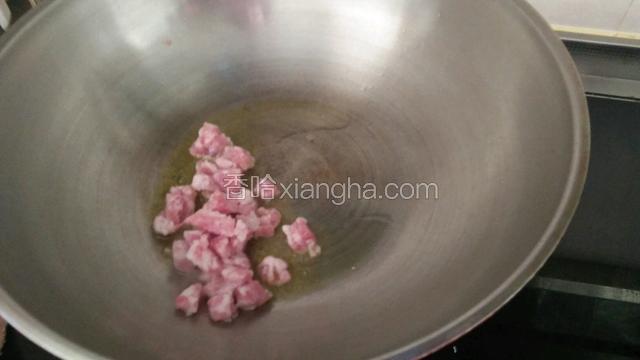 猪肉切末，洋葱切丁，热锅下油，油八成热，加猪肉末