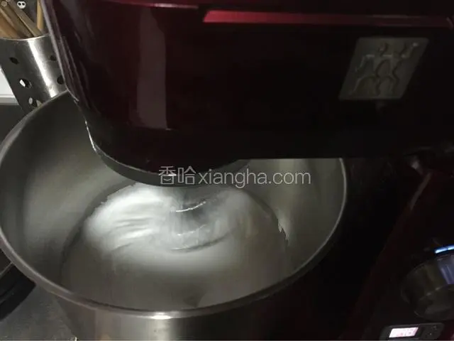 蛋白分三次加入糖，打发至能拉起直角的状态。