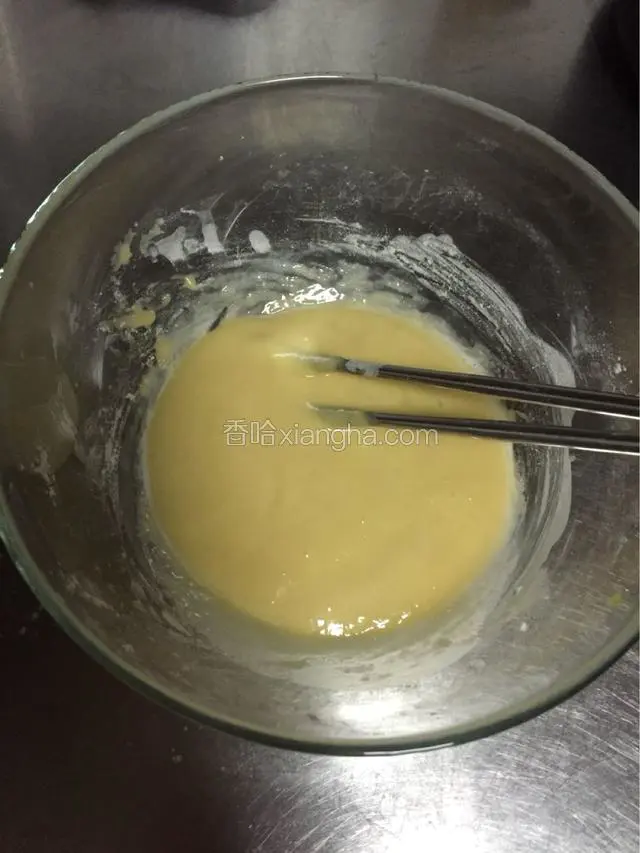 蛋白蛋黄分开，蛋黄加糖搅打均匀，加入玉米油充分搅拌至完全融合，加入牛奶搅拌至乳化，少许水化开抹茶粉加入蛋黄糊搅拌均匀。筛入低粉，翻拌至无干粉。这个时候的面糊很稠，加入蛋白就正好了。