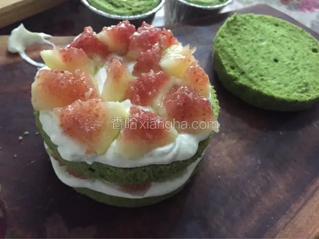 蛋糕切片。打发鲜奶油（我没加糖爱吃甜的可加糖打发），加入裱花袋中，在每一层蛋糕上螺旋状挤上奶油，放上切好的鲜无花果。
