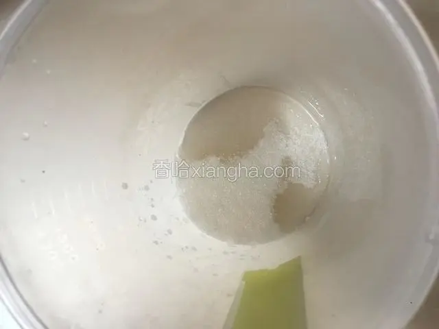 接下来把糖放入大杯里