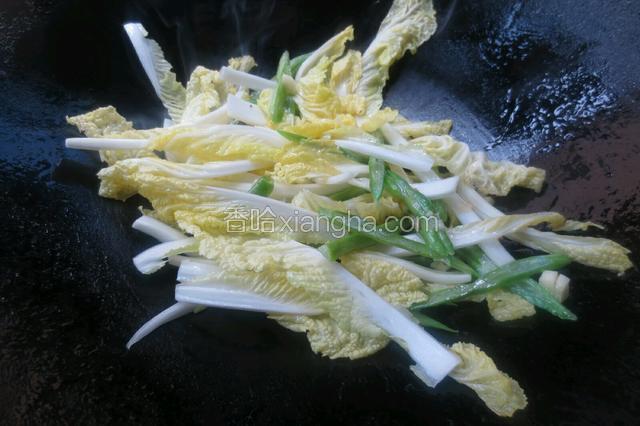 放入娃娃菜和豆角爆炒。