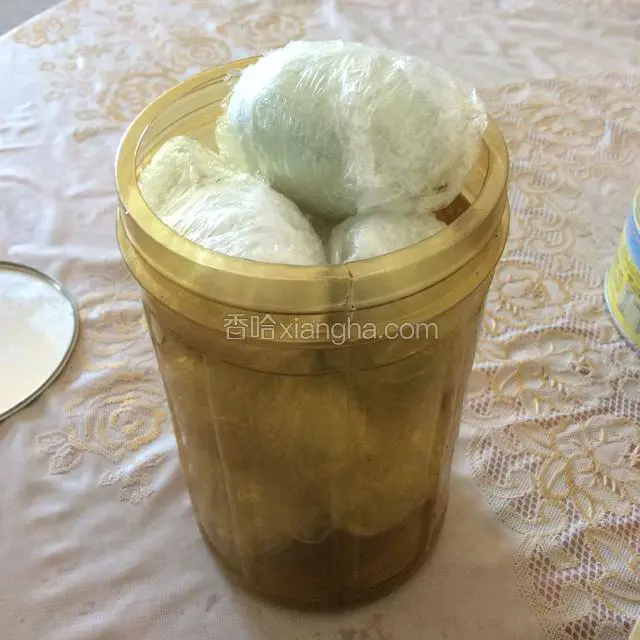 准备一个瓶子把鸭蛋装进去。