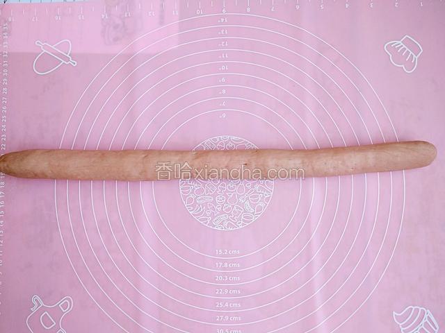 面团再次揉匀，搓成长条状。看图中。