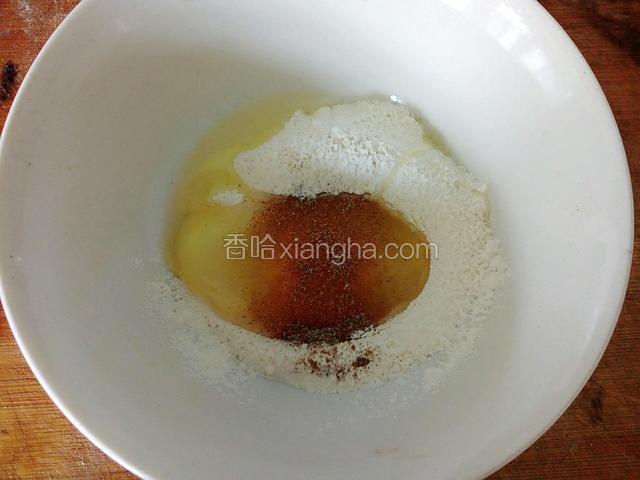 准备一个碗，依次放入面粉，鸡蛋，盐，五香粉