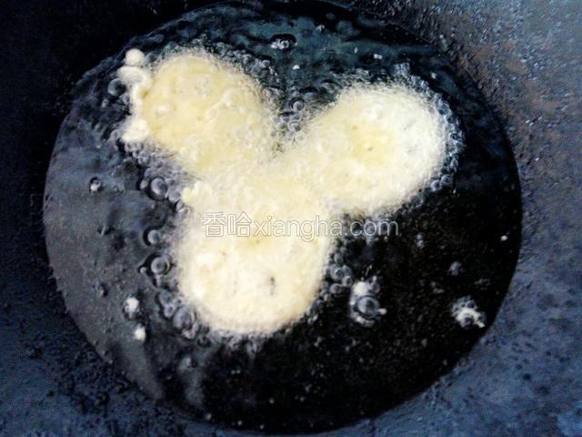 热油放入粘好面糊的藕片