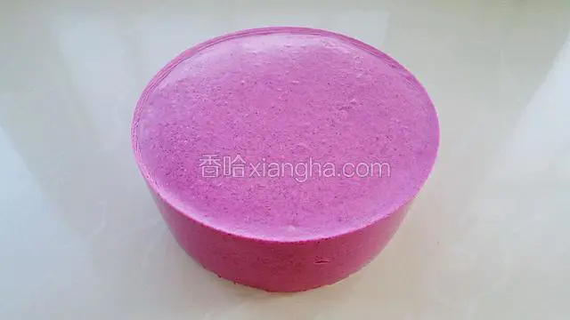用风筒轻吹模具四周，然后脱去模具即可。
