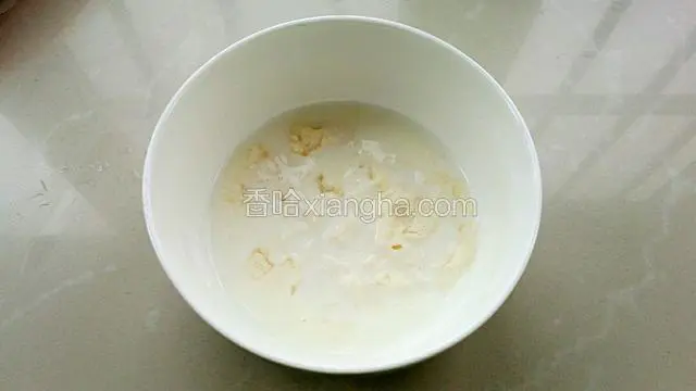 吉利丁粉放进小碗中倒入30克纯牛奶，放置一会使吉利丁粉充分膨胀。