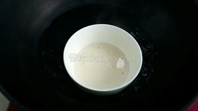 把吉利丁粉隔水融化搅拌成顺滑状态，取出晾温。