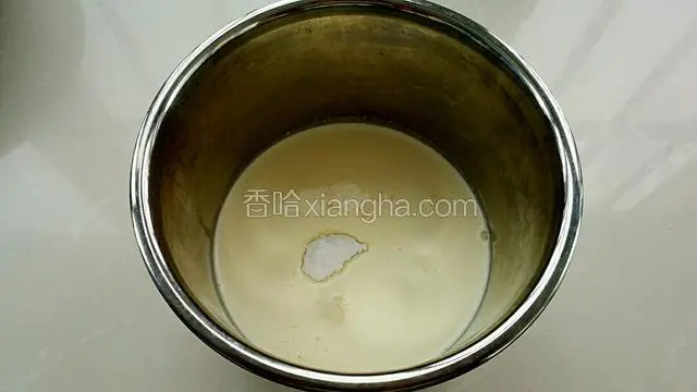 淡奶油中加入糖粉和炼乳。