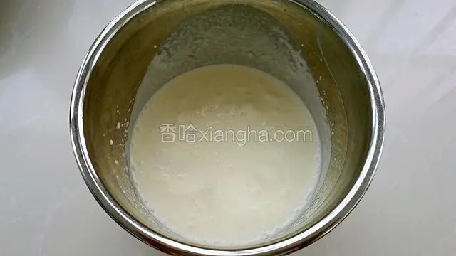 用电动打蛋器打至七成发加入朗姆酒搅拌均匀。