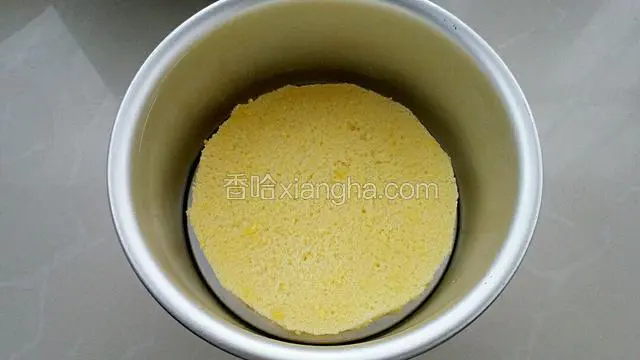 在六寸戚风模具中放入一片蛋糕。