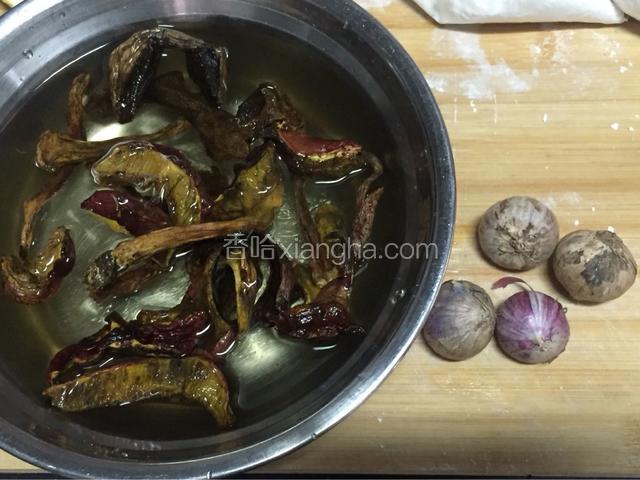 菌子提前泡水，洗干净备用