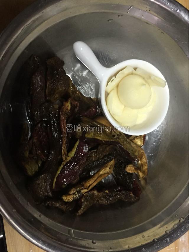 大蒜去皮，切片，蘑菇沥干水分