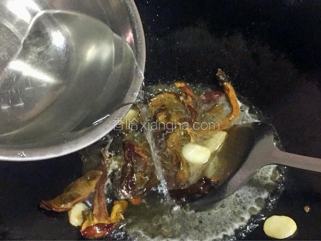 加入一小钵水，熬汤，熬15分钟以上