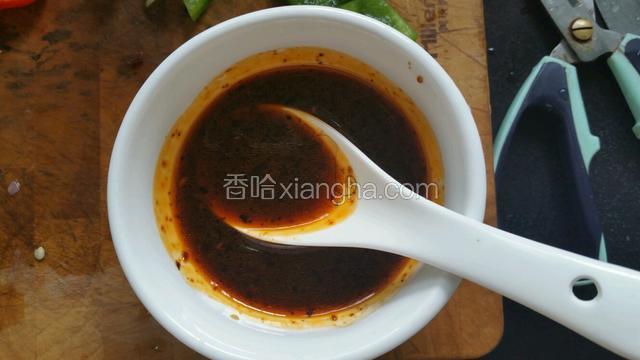 调汁：酱油，料酒20克，老干妈辣椒酱，糖搅拌均匀