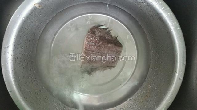 鸦片鱼洗净沥干水分