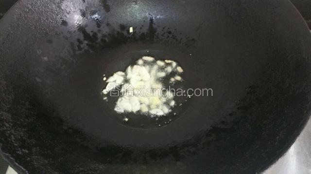 锅里热油5分热蒜，酱爆香