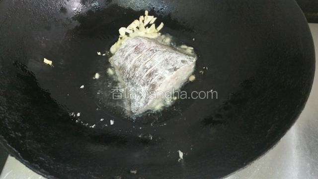 放入鱼煎炸，鸦片鱼很难煎炸，皮微微有点焦黄就可以了，煎炸久了皮肉马上就糊掉了