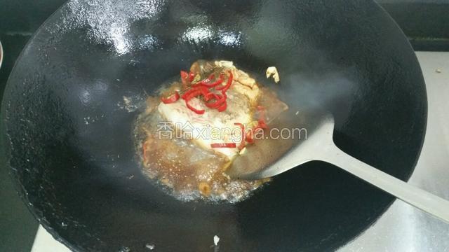 放入辣椒丝，加料酒，酱油，糖，醋，水焖煮3~5分钟