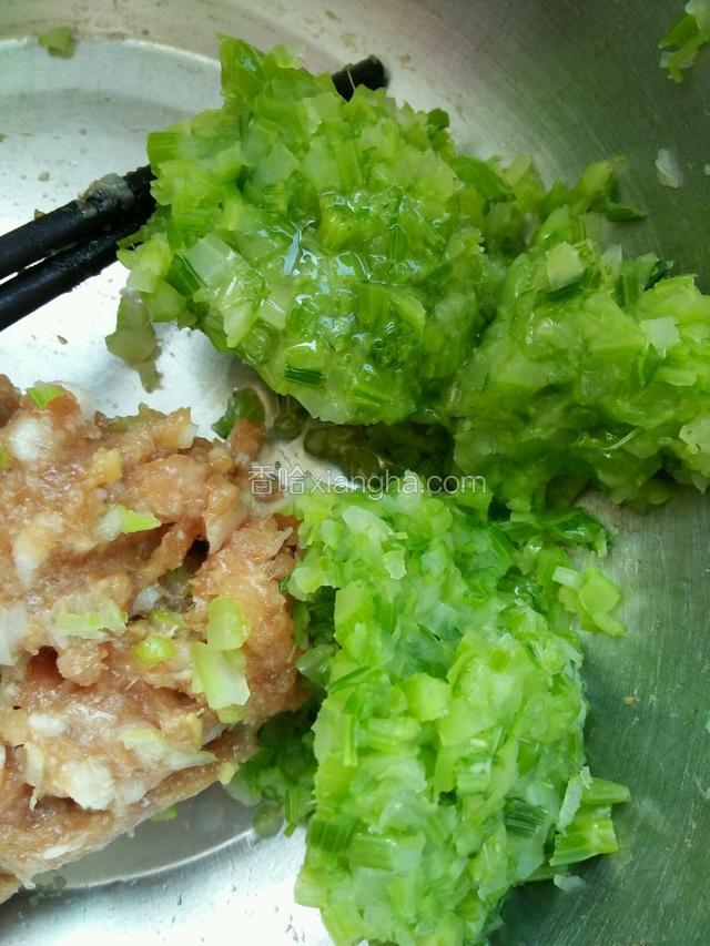 芹菜沫稍微挤去水份放入肉馅盆里，菜上加入一勺植物油