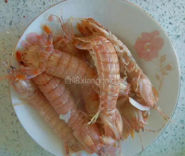 焯好的虾爬子捞出备用。