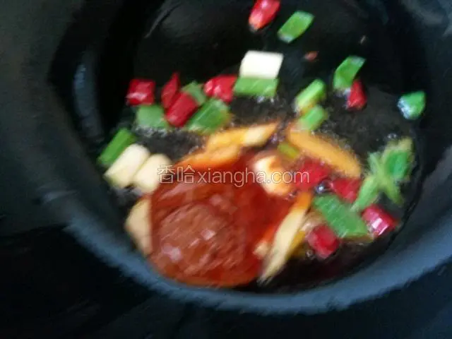 加入香辣酱炒出红油。