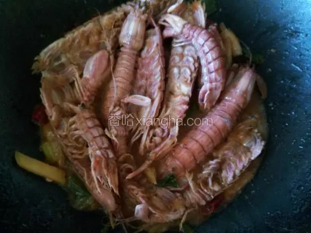 烧开锅大火翻炒收汤就可以食用啦。