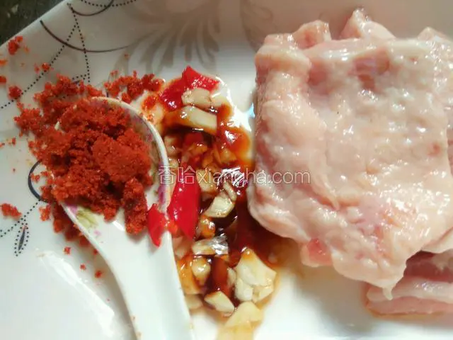 把辅料和猪颈肉一起腌制三个小时（上面写着的全部的一起腌制）