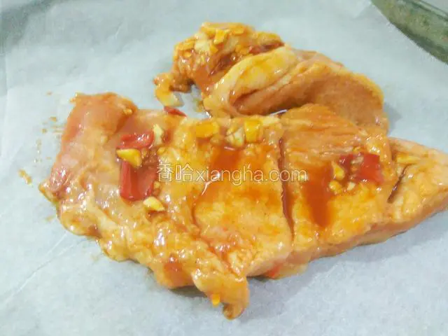 腌制好放烤盘上（要放油纸）