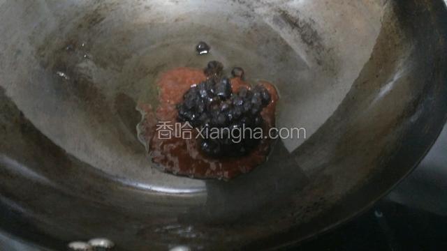 锅中加豆豉，炒均匀，用勺子把豆豉按散