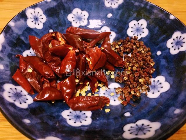 干辣椒斜切小段