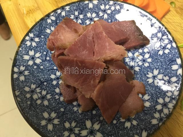 牛肉是卤好的切片备用