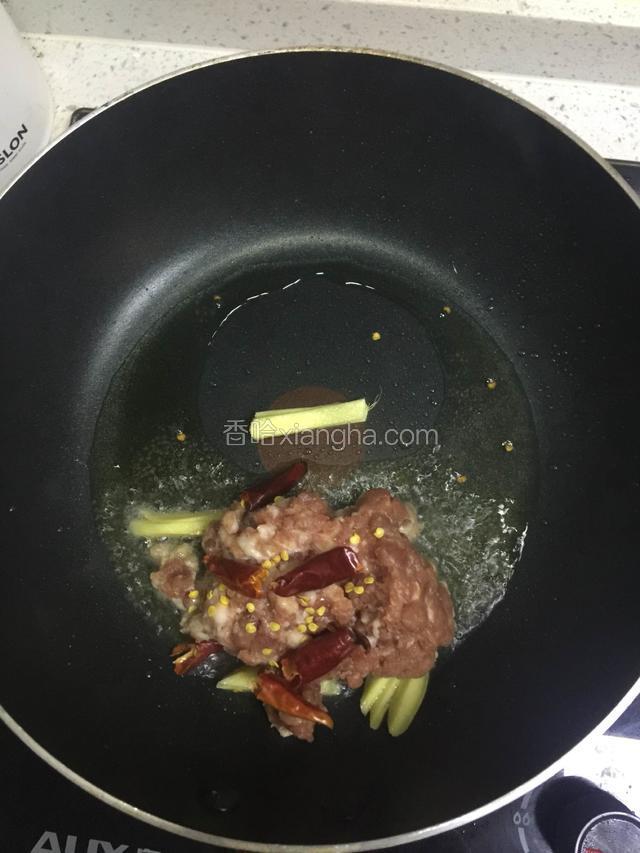 锅中倒油，油温热后将肉末、姜、干辣椒一起倒入锅中翻炒，加少许料酒