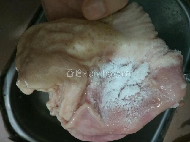 猪肚买回来一定要冲洗干净，这步挺麻烦但不能省，先用水清洗一下再用盐刷洗两三遍