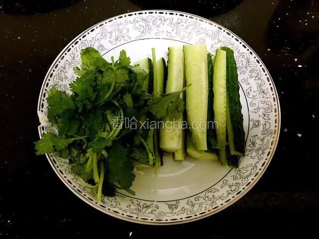黄瓜、香菜洗净，切成小段。