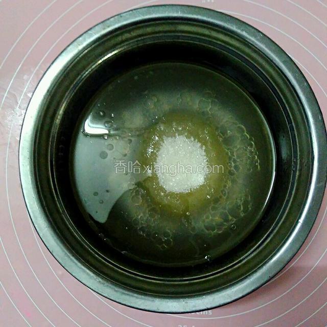 先做水油皮:把50克猪油隔水溶化后加入50克水:20克白糖搅拌均匀
