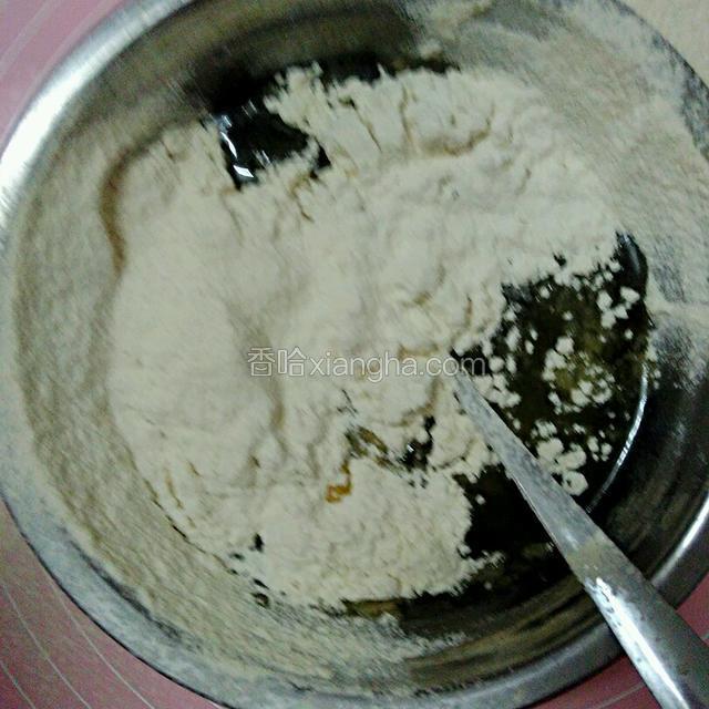 过筛入面粉搅拌成水油皮面团