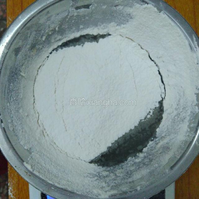 现在做油酥皮:把100克猪油溶化好过筛入面粉搅拌成面团