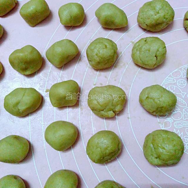 把两种面团分割成同等份量的小面团