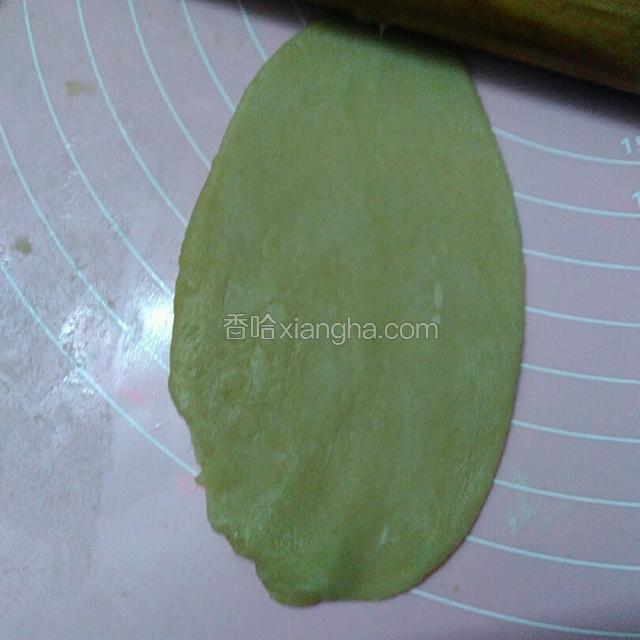 把包好的面团擀成面皮