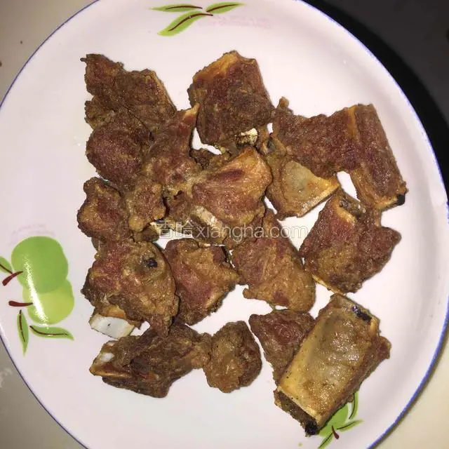 排骨炸好后，捞出控油