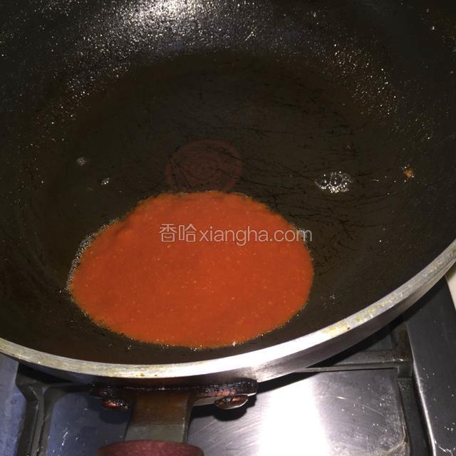 锅中留底油，放入适量蒜蓉辣酱，放入适量白糖翻炒