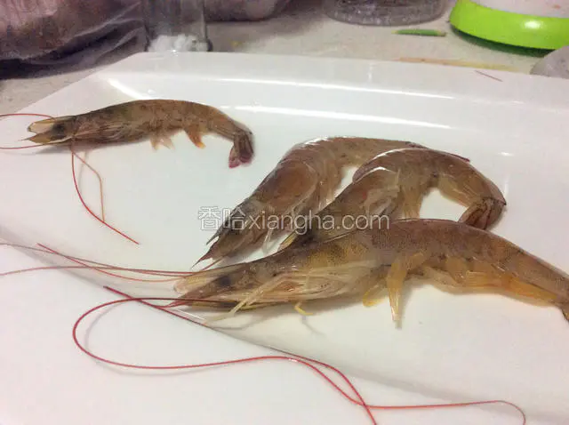 去掉虾线的虾还是一个完整的，每只也就几秒钟。